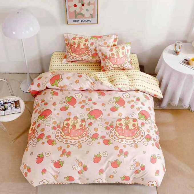 (OFERTA TRIO) Lenjerie pat 1 PERSOANA, FINET, 4 piese, cu ELASTIC, Roz, flori, capsuni