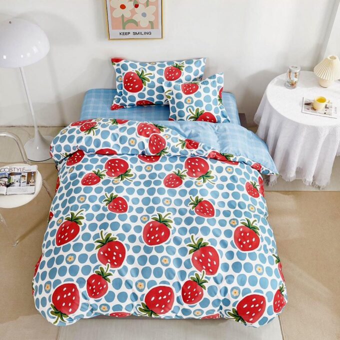 (OFERTA TRIO) Lenjerie pat 1 PERSOANA,  FINET, 4 piese, cu ELASTIC, Bleu-Rosu, capsuni