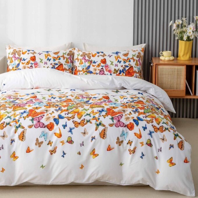 Lenjerie pat 140x200cm 4 piese cu ELASTIC - 3 Bucati 219 Lei - Alb fluturasi 1 Lenjerie pat 140x200cm 4 piese cu ELASTIC - 3 Bucati 219 Lei - Alb fluturasi