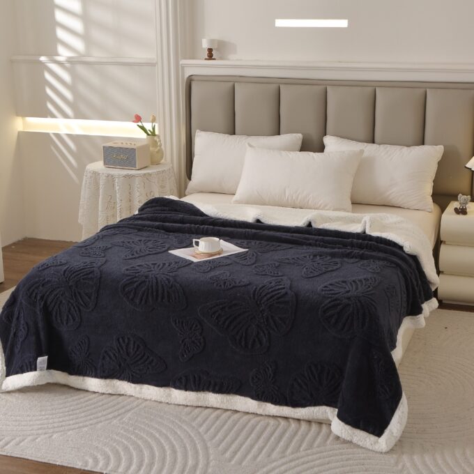 Patura Super Soft Cocolino cu Blanita, 200x230 cm – Eleganta si Caldura cu Model 3D in Relief, Fluturi Delicati, Bleumarin