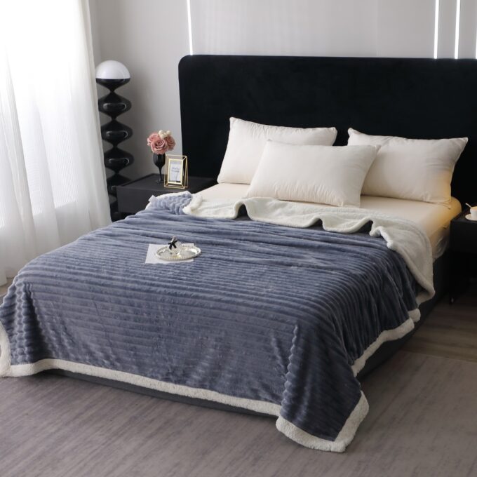 Patura Super Soft Cocolino, Blanita Artificiala de Iepure, Model Gofrat, cu Blanita Sherpa, 200x230 cm – Eleganta si Caldura cu Model Dungat, Gri