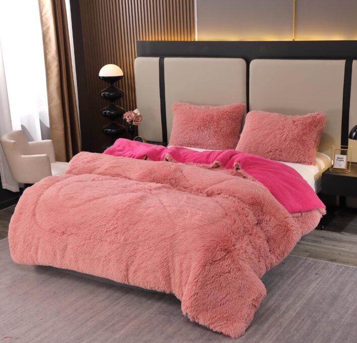 Pilota Super Pufoasa CoCoLiNo Fluffy cu Blanita Sherpa ALBA, 200x230 cm, 4 kg, 2 Fete de Perna Asortate, 50x70cm – Caldura Instanta si Confort de Lux pentru Nopti Reci, Pudra