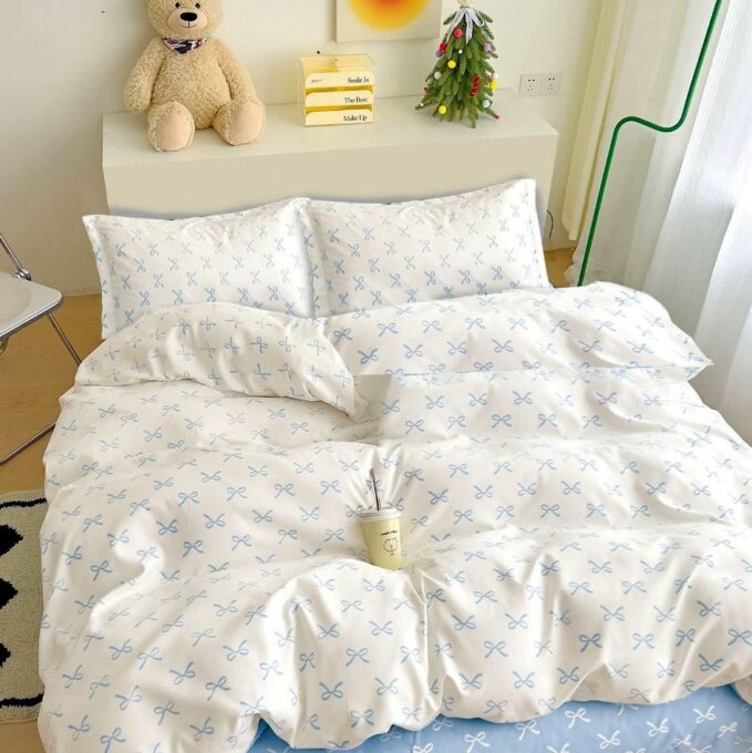 Lenjerie pat 1 PERSOANA, FINET, 4 piese, Alb-Bleu, fundite 1 Lenjerie pat 1 PERSOANA, FINET, 4 piese, Alb-Bleu, fundite