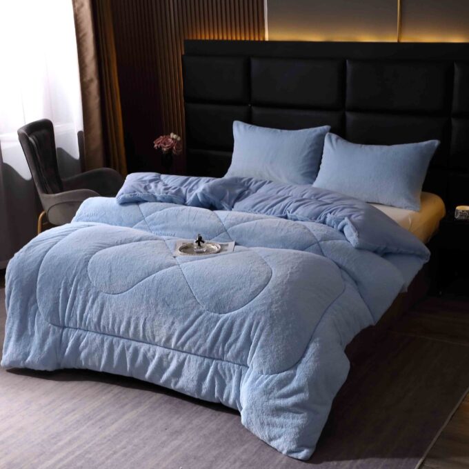 Pilota Groasa cu Fata din Blanita Artificiala de Iepure si Dos din CoCoLiNo Pufos, Umplutura Vatelina Siliconica, 200x230 cm + 2 fete de perna 50x70cm - Confort Termic Premium si Eleganta pentru Nopti Racoroase, Bleu