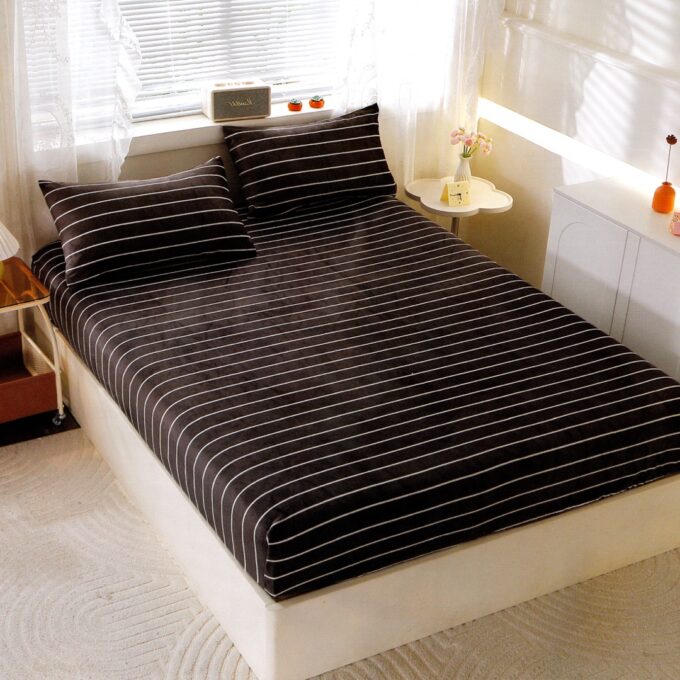Cearsaf cu Elastic Cocolino 180x200cm si 2 fete de perna 50x70cm, Gri, Dungi