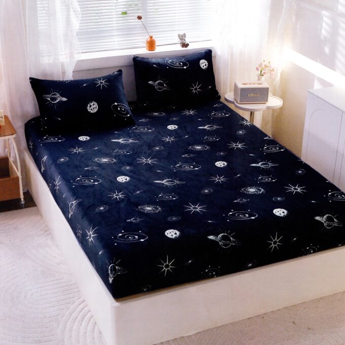 Cearsaf cu Elastic Cocolino 180x200cm si 2 fete de perna 50x70cm, Bleumarin, Planete