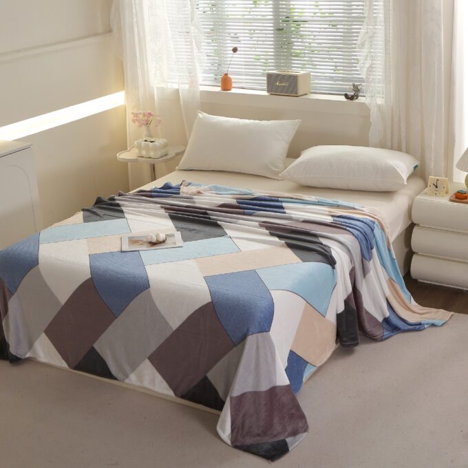 Patura Pufoasa CoCoLiNo (Fleece), 200x230cm, 240gr/mp, Gri, Albastru, Bej, Forme Geometrice - Rasfatul Perfect pentru Serile Racoroase