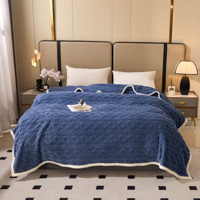Patura Premium, 200x230cm, CoCoLiNo, Grofata, cu Model 3D Tip Tricotaj si Bordura din Blanita Contrastanta – Eleganta si Caldura Absoluta, Bleumarin