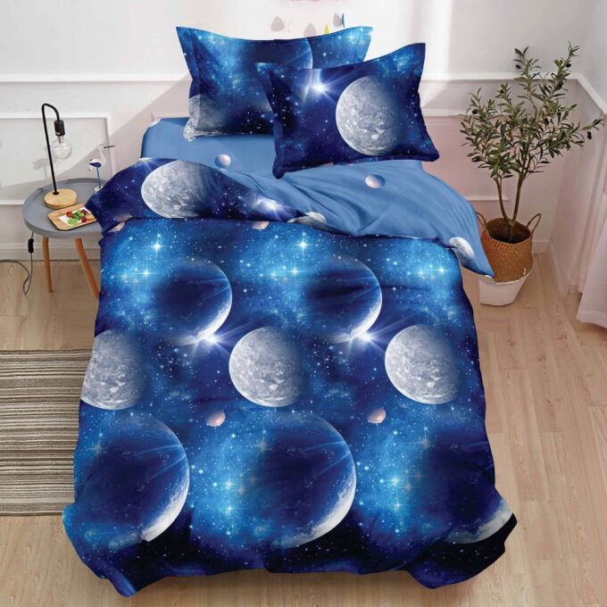 (OFERTA TRIO) Lenjerie pat 1 PERSOANA,  FINET, 4 piese, cu ELASTIC, Albastru, planete, spatiul cosmic