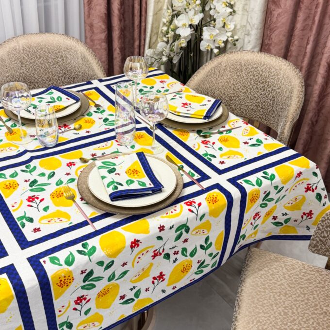 Set Fata de Masa din Bumbac Imprimat cu 6 Servetele – Eleganta si Calitate pentru Mese Perfecte, Alb, Lamai 1 Set Fata de Masa din Bumbac Imprimat cu 6 Servetele – Eleganta si Calitate pentru Mese Perfecte, Alb, Lamai