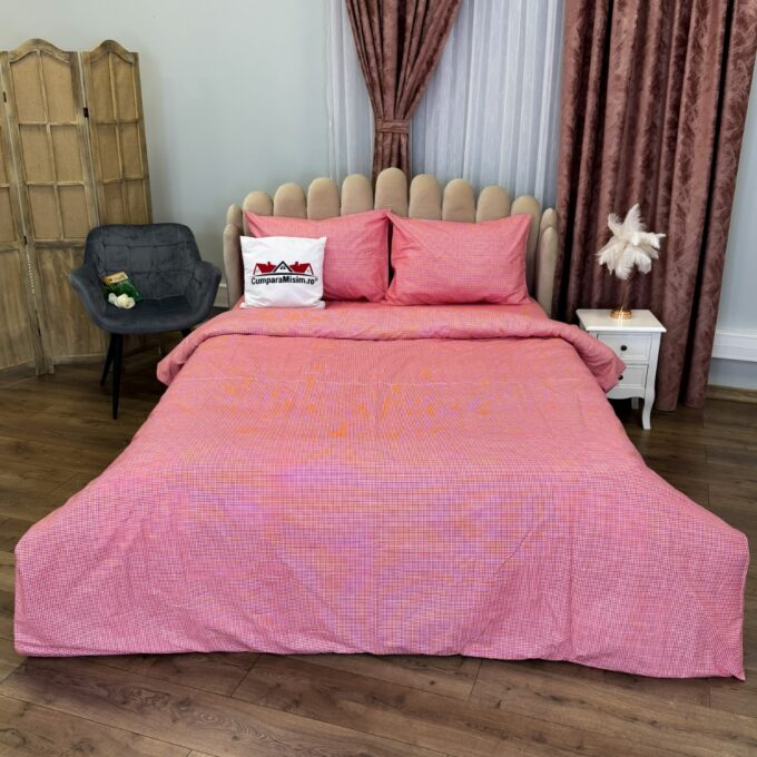 Lenjerie Pat Dublu, Bumbac Ranforce, 4 piese, Atelier Cumparamisim - Lux Suprem, Rafinament Desavarsit, Confort Regal,Roz, patratele 1 Lenjerie Pat Dublu, Bumbac Ranforce, 4 piese, Atelier Cumparamisim - Lux Suprem, Rafinament Desavarsit, Confort Regal,Roz, patratele
