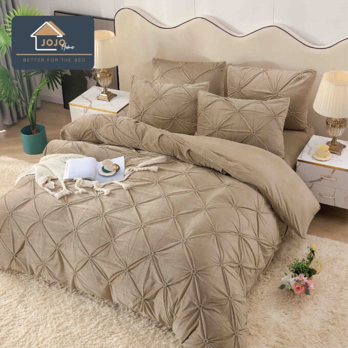 Lenjerie pat dublu, Catifea Deluxe, cu pliuri brodate, 4 piese, Jojo Home, Bej
