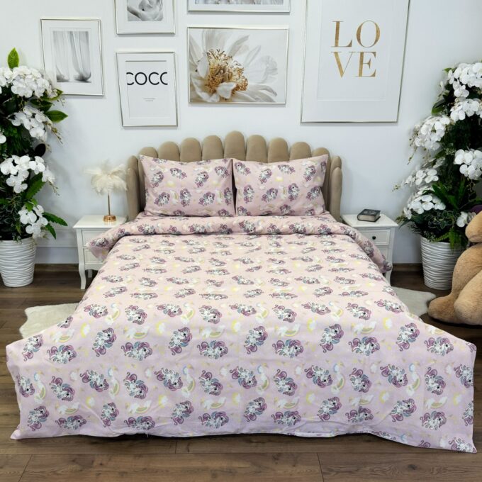 Lenjerie de Pat Dublu, Policoton Ranforsat, 4 piese, Atelier Cumparamisim, Roz, unicorni 1 Lenjerie de Pat Dublu, Policoton Ranforsat, 4 piese, Atelier Cumparamisim, Roz, unicorni