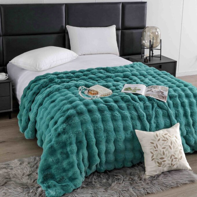 Patura Luxury Soft Touch, Jojo Home, cu Blanita Artificiala Tip Iepure, 200x230 cm, cu Fermoar, Turquoise