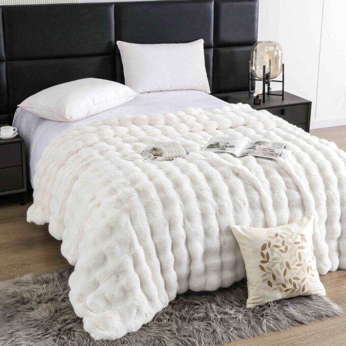 Patura Luxury Soft Touch, Jojo Home, cu Blanita Artificiala Tip Iepure, 200x230 cm, cu Fermoar, Alb