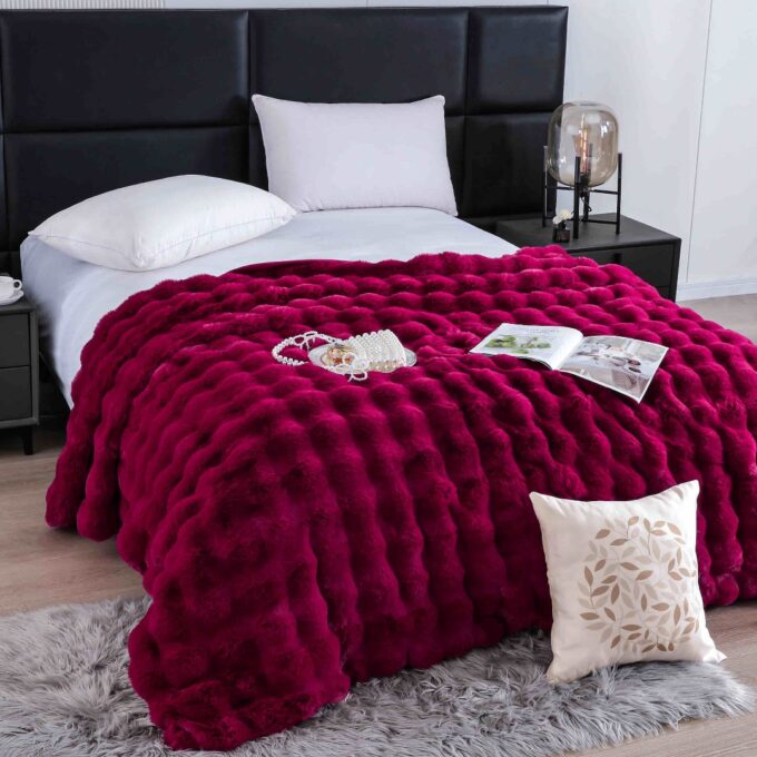 Patura Luxury Soft Touch, Jojo Home, cu Blanita Artificiala Tip Iepure, 200x230 cm, cu Fermoar, Grena