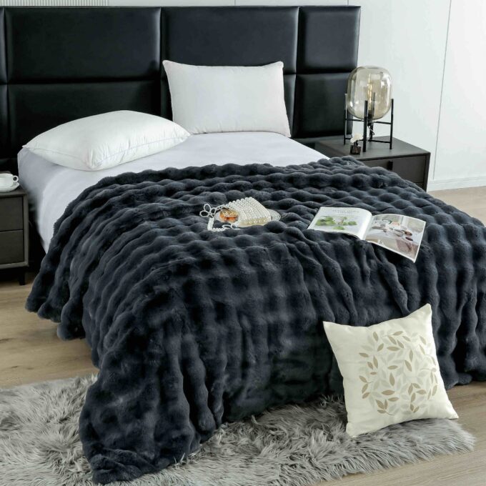 Patura Luxury Soft Touch, Jojo Home, cu Blanita Artificiala Tip Iepure, 200x230 cm, cu Fermoar, Antracit