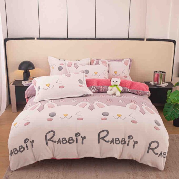 Lenjerie Pat 1 Persoana, Jojo Home, CoCoLiNo (Fleece), 4 piese, Alb, Roz, Iepurasi 1 Lenjerie Pat 1 Persoana, Jojo Home, CoCoLiNo (Fleece), 4 piese, Alb, Roz, Iepurasi