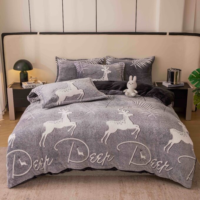 Lenjerie Pat 1 Persoana, Jojo Home, CoCoLiNo (Fleece), 4 piese, Gri, Cerbi 1 Lenjerie Pat 1 Persoana, Jojo Home, CoCoLiNo (Fleece), 4 piese, Gri, Cerbi