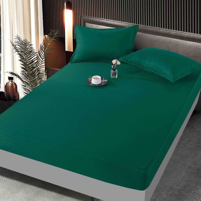 Cearsaf cu Elastic, JoJo Home, Damasc Finetat, 160x200 cm, 2 Fete de Perna 50x70 cm, Verde Smarald 1 Cearsaf cu Elastic, JoJo Home, Damasc Finetat, 160x200 cm, 2 Fete de Perna 50x70 cm, Verde Smarald