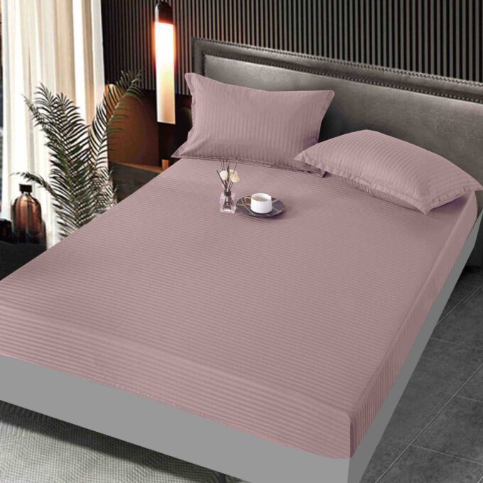 Cearsaf cu Elastic, JoJo Home, Damasc Finetat, 160x200 cm, 2 Fete de Perna 50x70 cm, Roz Prafuit 1 Cearsaf cu Elastic, JoJo Home, Damasc Finetat, 160x200 cm, 2 Fete de Perna 50x70 cm, Roz Prafuit