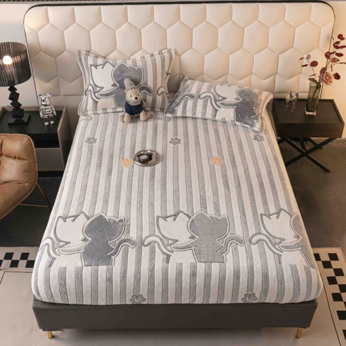 Cearsaf CoCoLiNo, JoJo Home, cu Elastic, 180x200x25cm, 2 fete de perne, 50x70cm, Alb, Gri, dungi, pisicute