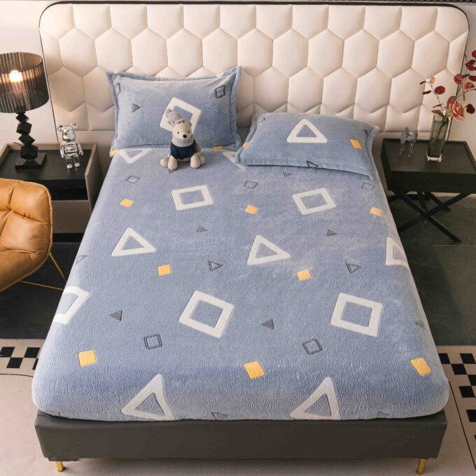 Cearsaf CoCoLiNo, JoJo Home, cu Elastic, 180x200x25cm, 2 fete de perne, 50x70cm, Bleu, forme geometrice 1 Cearsaf CoCoLiNo, JoJo Home, cu Elastic, 180x200x25cm, 2 fete de perne, 50x70cm, Bleu, forme geometrice