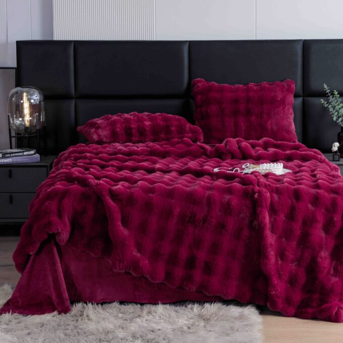 Lenjerie Luxury Pat Dublu, Jojo Home, ExtraPufoasa, din Blanita Artificiala tip Iepure, 6 piese, Grena 1 Lenjerie Luxury Pat Dublu, Jojo Home, ExtraPufoasa, din Blanita Artificiala tip Iepure, 6 piese, Grena