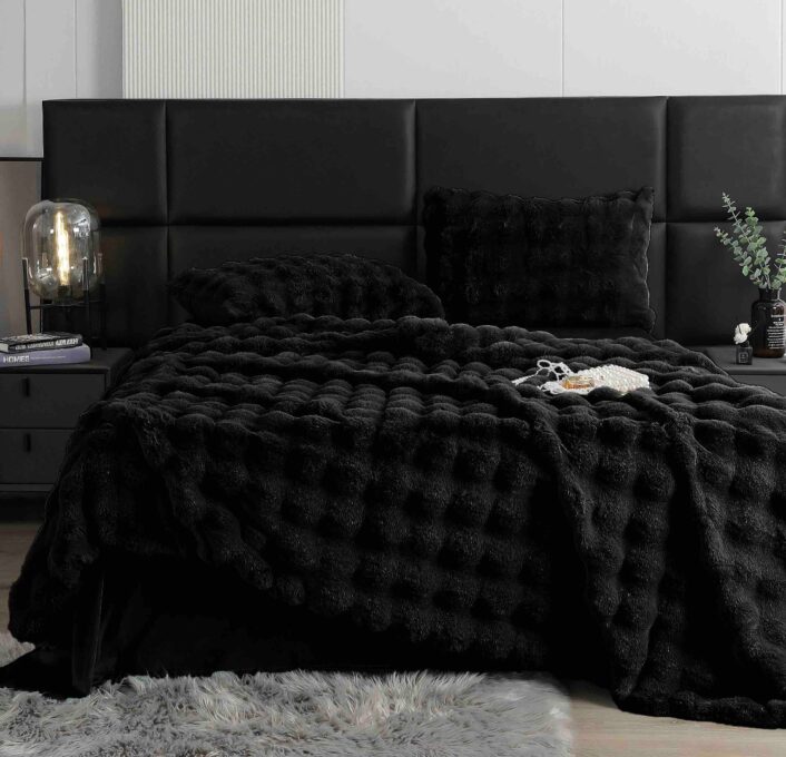 Lenjerie Luxury Pat Dublu, Jojo Home, ExtraPufoasa, din Blanita Artificiala tip Iepure, 6 piese, Negru 1 Lenjerie Luxury Pat Dublu, Jojo Home, ExtraPufoasa, din Blanita Artificiala tip Iepure, 6 piese, Negru