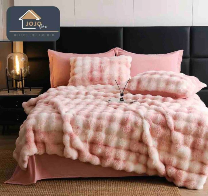 Lenjerie Luxury Pat Dublu, Jojo Home, ExtraPufoasa, din Blanita Artificiala tip Iepure, 6 piese, Roz degrade 1 Lenjerie Luxury Pat Dublu, Jojo Home, ExtraPufoasa, din Blanita Artificiala tip Iepure, 6 piese, Roz degrade