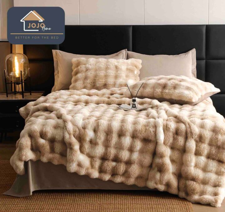 Lenjerie Luxury Pat Dublu, Jojo Home, ExtraPufoasa, din Blanita Artificiala tip Iepure, 6 piese, Bej degrade 1 Lenjerie Luxury Pat Dublu, Jojo Home, ExtraPufoasa, din Blanita Artificiala tip Iepure, 6 piese, Bej degrade