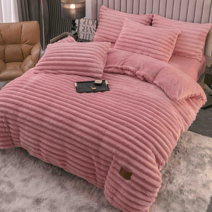Lenjerie Deluxe, Jojo Home, 4 Piese, Blanita Shorthair si CoCoLiNo, cu Elastic Perimetral, Roz 1 Lenjerie Deluxe, Jojo Home, 4 Piese, Blanita Shorthair si CoCoLiNo, cu Elastic Perimetral, Roz