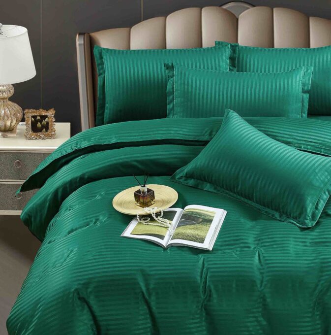 Lenjerie HoReCa, pat dublu, Damasc Finetat Deluxe cu Elastic, 6 piese, Jojo Home, Verde Smarald 1 Lenjerie HoReCa, pat dublu, Damasc Finetat Deluxe cu Elastic, 6 piese, Jojo Home, Verde Smarald