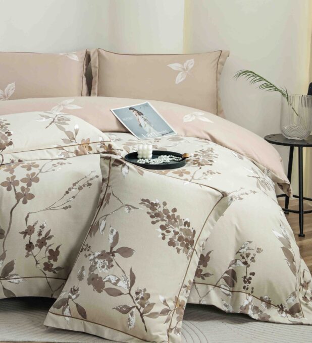 Lenjerie pat dublu, FINET DeLuxe, 6 piese, cu ELASTIC, Jojo Home, Cutie Eleganta, Bej, Flori 1 Lenjerie pat dublu, FINET DeLuxe, 6 piese, cu ELASTIC, Jojo Home, Cutie Eleganta, Bej, Flori