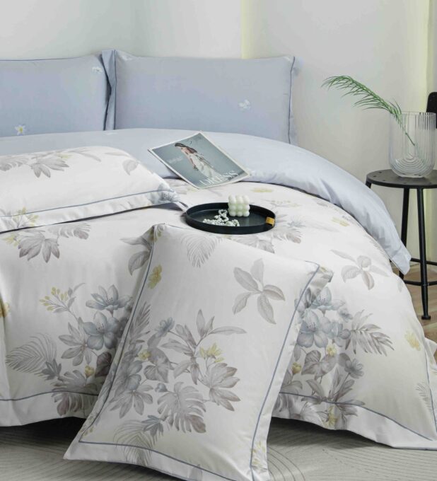 Lenjerie pat dublu, FINET DeLuxe, 6 piese, cu ELASTIC, Jojo Home, Cutie Eleganta, Bleu, Flori 1 Lenjerie pat dublu, FINET DeLuxe, 6 piese, cu ELASTIC, Jojo Home, Cutie Eleganta, Bleu, Flori