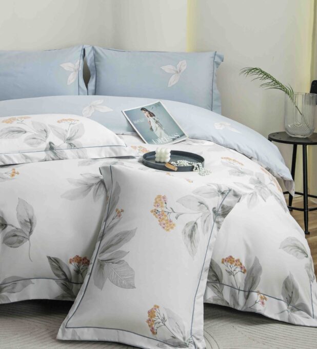 Lenjerie pat dublu, FINET DeLuxe, 6 piese, cu ELASTIC, Jojo Home, Cutie Eleganta, Gri, Bleu, Flori, Frunze 1 Lenjerie pat dublu, FINET DeLuxe, 6 piese, cu ELASTIC, Jojo Home, Cutie Eleganta, Gri, Bleu, Flori, Frunze