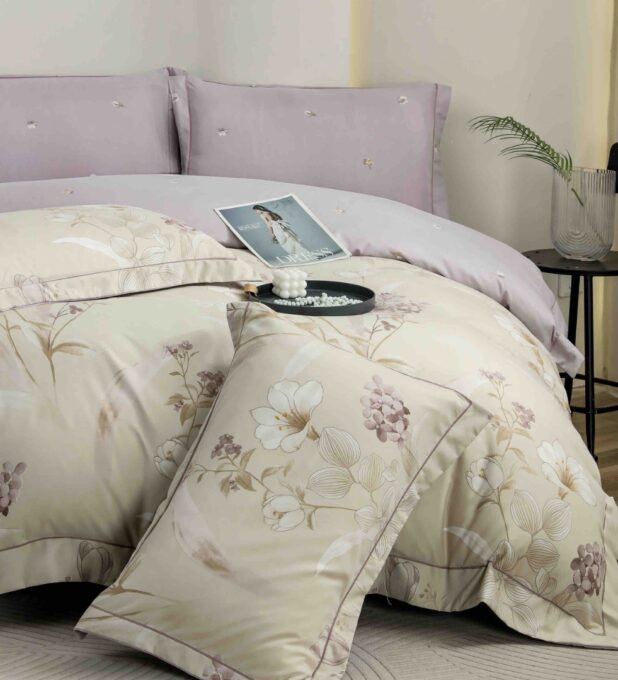 Lenjerie pat dublu, FINET DeLuxe, 6 piese, cu ELASTIC, Jojo Home, Cutie Eleganta, Bej, Lila, Flori 1 Lenjerie pat dublu, FINET DeLuxe, 6 piese, cu ELASTIC, Jojo Home, Cutie Eleganta, Bej, Lila, Flori