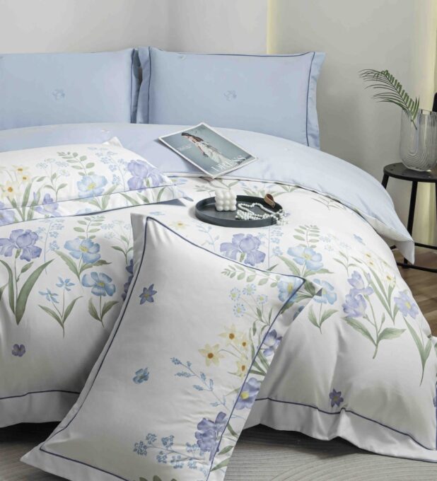 Lenjerie pat dublu, FINET DeLuxe, 6 piese, cu ELASTIC, Jojo Home, Cutie Eleganta, Alb, Bleu, Flori de Lavanda 1 Lenjerie pat dublu, FINET DeLuxe, 6 piese, cu ELASTIC, Jojo Home, Cutie Eleganta, Alb, Bleu, Flori de Lavanda
