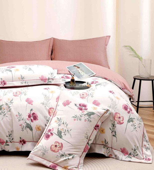 Lenjerie pat dublu, FINET DeLuxe, 6 piese, cu ELASTIC, Jojo Home, Cutie Eleganta, Alb, Roz, Flori 1 Lenjerie pat dublu, FINET DeLuxe, 6 piese, cu ELASTIC, Jojo Home, Cutie Eleganta, Alb, Roz, Flori