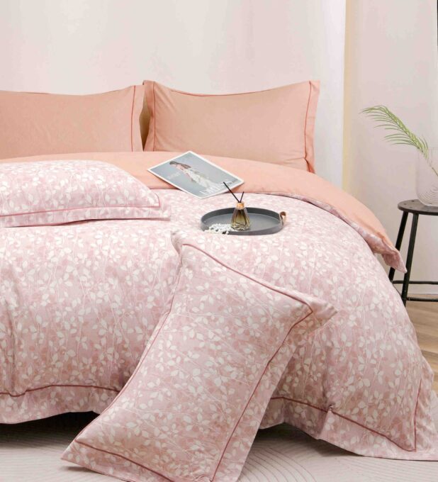Lenjerie pat dublu, FINET DeLuxe, 6 piese, cu ELASTIC, Jojo Home, Cutie Eleganta, Roz, Frunzulite 1 Lenjerie pat dublu, FINET DeLuxe, 6 piese, cu ELASTIC, Jojo Home, Cutie Eleganta, Roz, Frunzulite