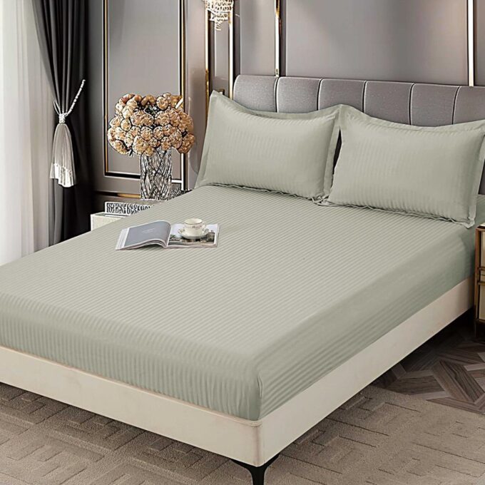 Cearsaf cu Elastic 180x200 cm Damasc Finetat, 70% Bumbac, si 2 Fete de Perna 50x70 cm, Grej