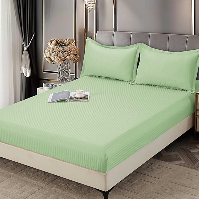Cearsaf cu Elastic 180x200 cm Damasc Finetat, 70% Bumbac, si 2 Fete de Perna 50x70 cm, Verde deschis 1 Cearsaf cu Elastic 180x200 cm Damasc Finetat, 70% Bumbac, si 2 Fete de Perna 50x70 cm, Verde deschis