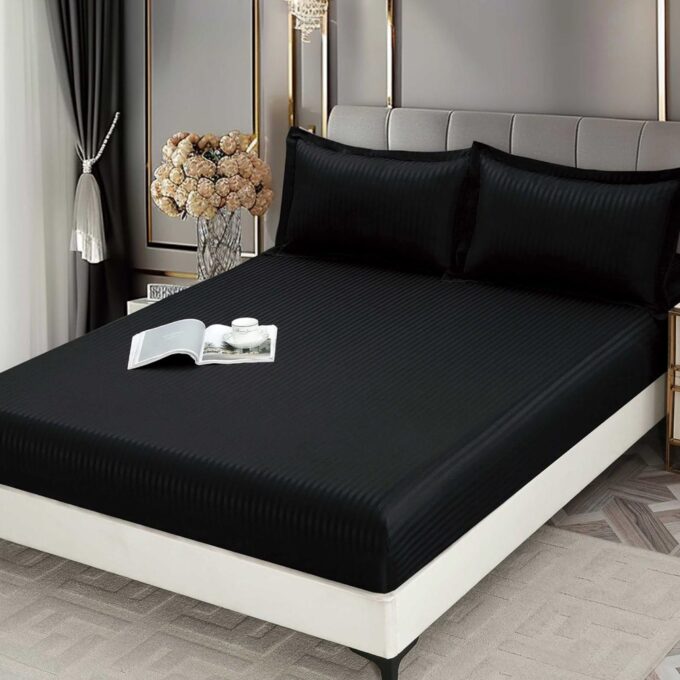 Cearsaf cu Elastic 180x200 cm Damasc Finetat, 70% Bumbac, si 2 Fete de Perna 50x70 cm, Negru 1 Cearsaf cu Elastic 180x200 cm Damasc Finetat, 70% Bumbac, si 2 Fete de Perna 50x70 cm, Negru