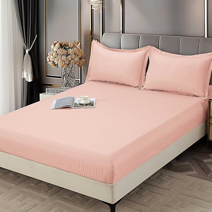 Cearsaf cu Elastic 180x200 cm Damasc Finetat, 70% Bumbac, si 2 Fete de Perna 50x70 cm, Roz deschis 1 Cearsaf cu Elastic 180x200 cm Damasc Finetat, 70% Bumbac, si 2 Fete de Perna 50x70 cm, Roz deschis