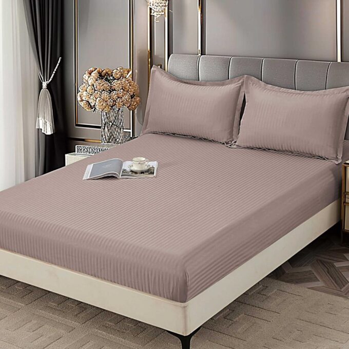 Cearsaf cu Elastic 180x200 cm Damasc Finetat, 70% Bumbac, si 2 Fete de Perna 50x70 cm, Capuccino