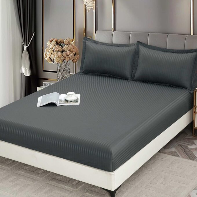 Cearsaf cu Elastic 180x200 cm Damasc Finetat, 70% Bumbac, si 2 Fete de Perna 50x70 cm, Gri inchis
