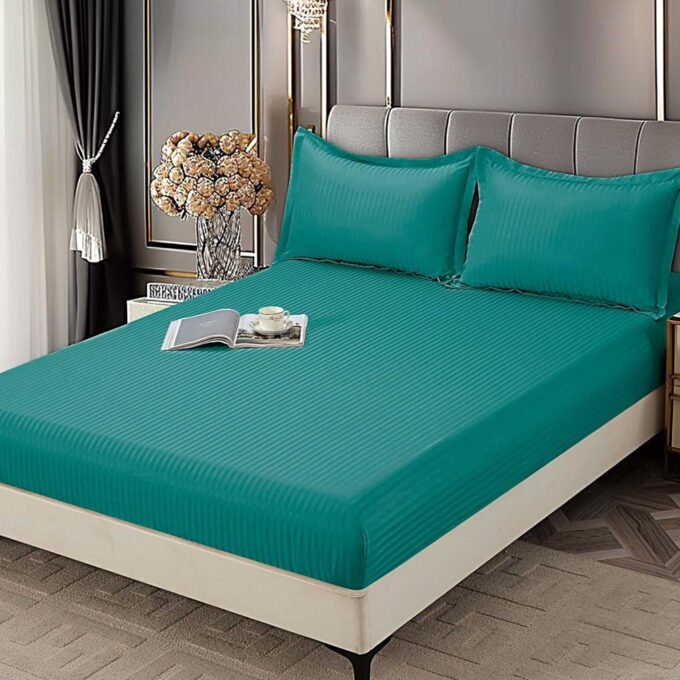 Cearsaf cu Elastic 180x200 cm Damasc Finetat, 70% Bumbac, si 2 Fete de Perna 50x70 cm, Turcuaz 1 Cearsaf cu Elastic 180x200 cm Damasc Finetat, 70% Bumbac, si 2 Fete de Perna 50x70 cm, Turcuaz