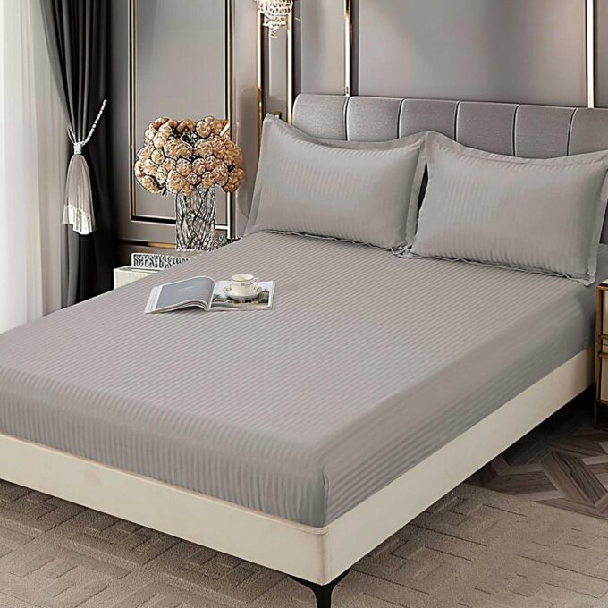 Cearsaf cu Elastic 180x200 cm Damasc Finetat, 70% Bumbac, si 2 Fete de Perna 50x70 cm, Gri deschis 1 Cearsaf cu Elastic 180x200 cm Damasc Finetat, 70% Bumbac, si 2 Fete de Perna 50x70 cm, Gri deschis