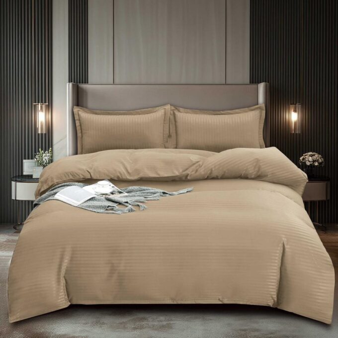 Lenjerie HoReCa, pat dublu, Damasc Finetat Deluxe cu Elastic, 4 piese, Pucioasa, Bej 1 Lenjerie HoReCa, pat dublu, Damasc Finetat Deluxe cu Elastic, 4 piese, Pucioasa, Bej