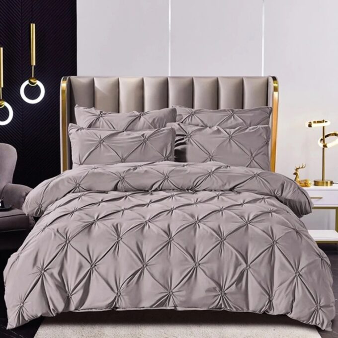 Lenjerie de Pat Premium, JOJO HOME, Finet cu Pliuri Brodate, 6 Piese, cu ELASTIC, Nesifonabila si Durabila, Gri deschis 1 Lenjerie de Pat Premium, JOJO HOME, Finet cu Pliuri Brodate, 6 Piese, cu ELASTIC, Nesifonabila si Durabila, Gri deschis